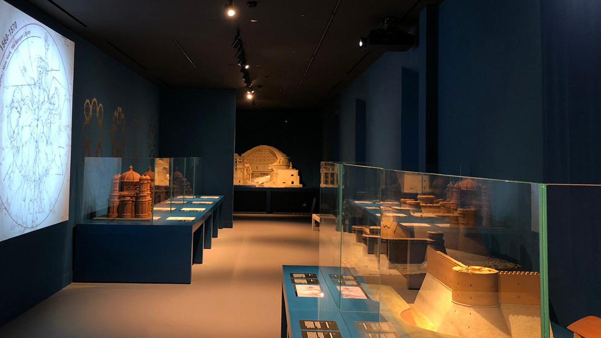 Una sala del Museo Leonardo da Vinci con videoproiezioni integrate all'allestimento