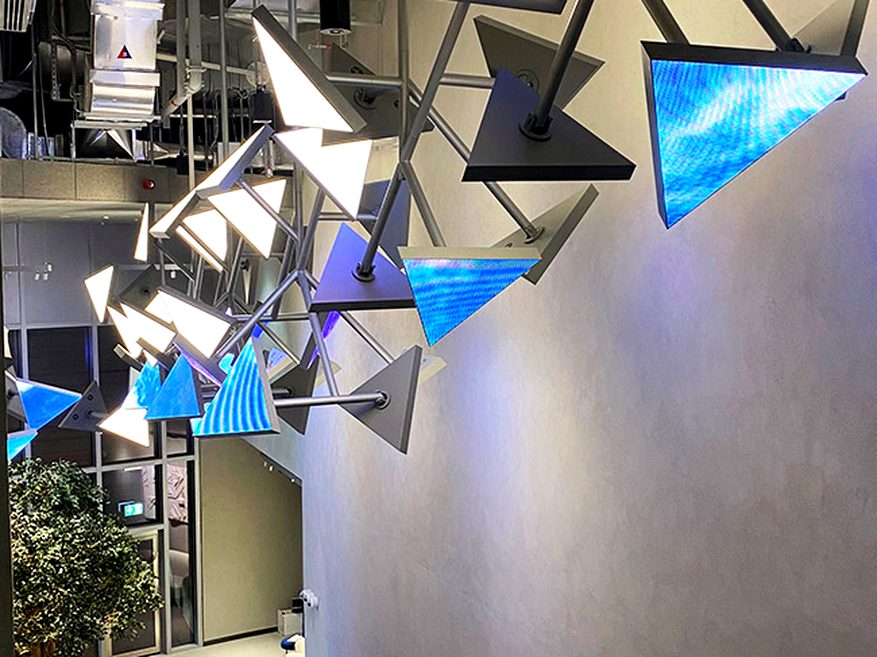 I lampadari luminosi triangolari dell'Address Sky View di Dubai