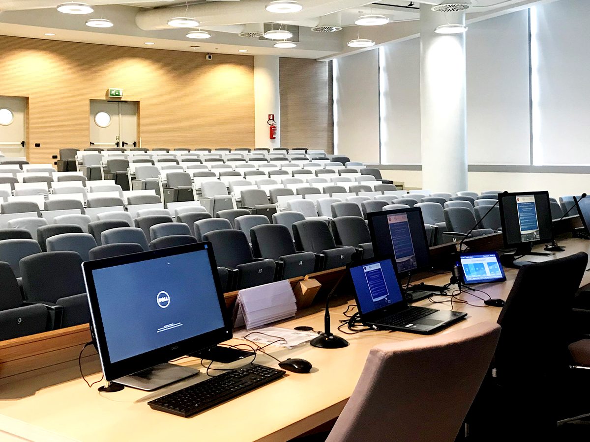 La sala regia con i monitor di controllo