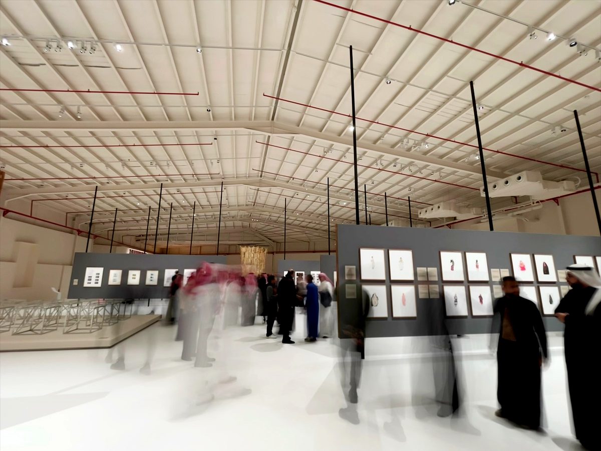 La galleria bianca coi visitatori