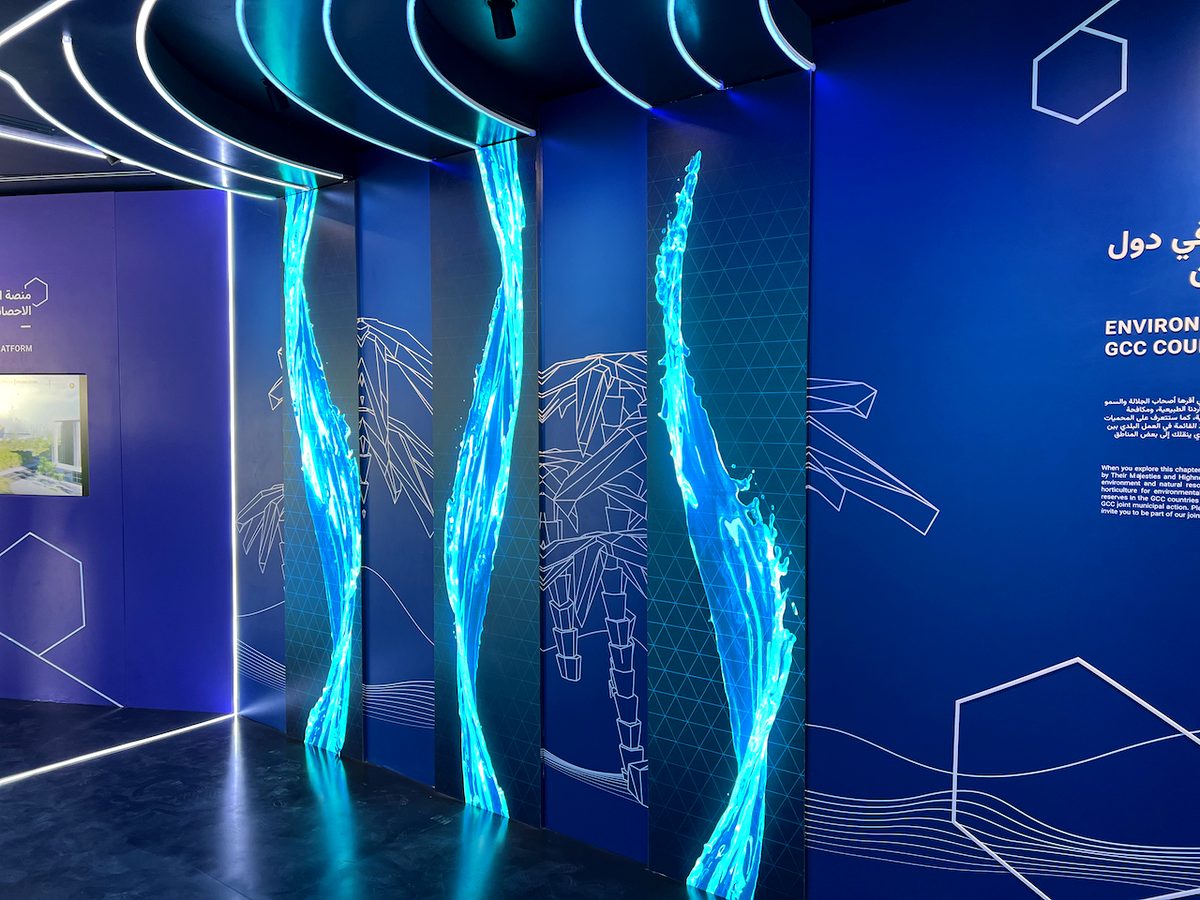 Le colonne luminose blu dell'exhibit