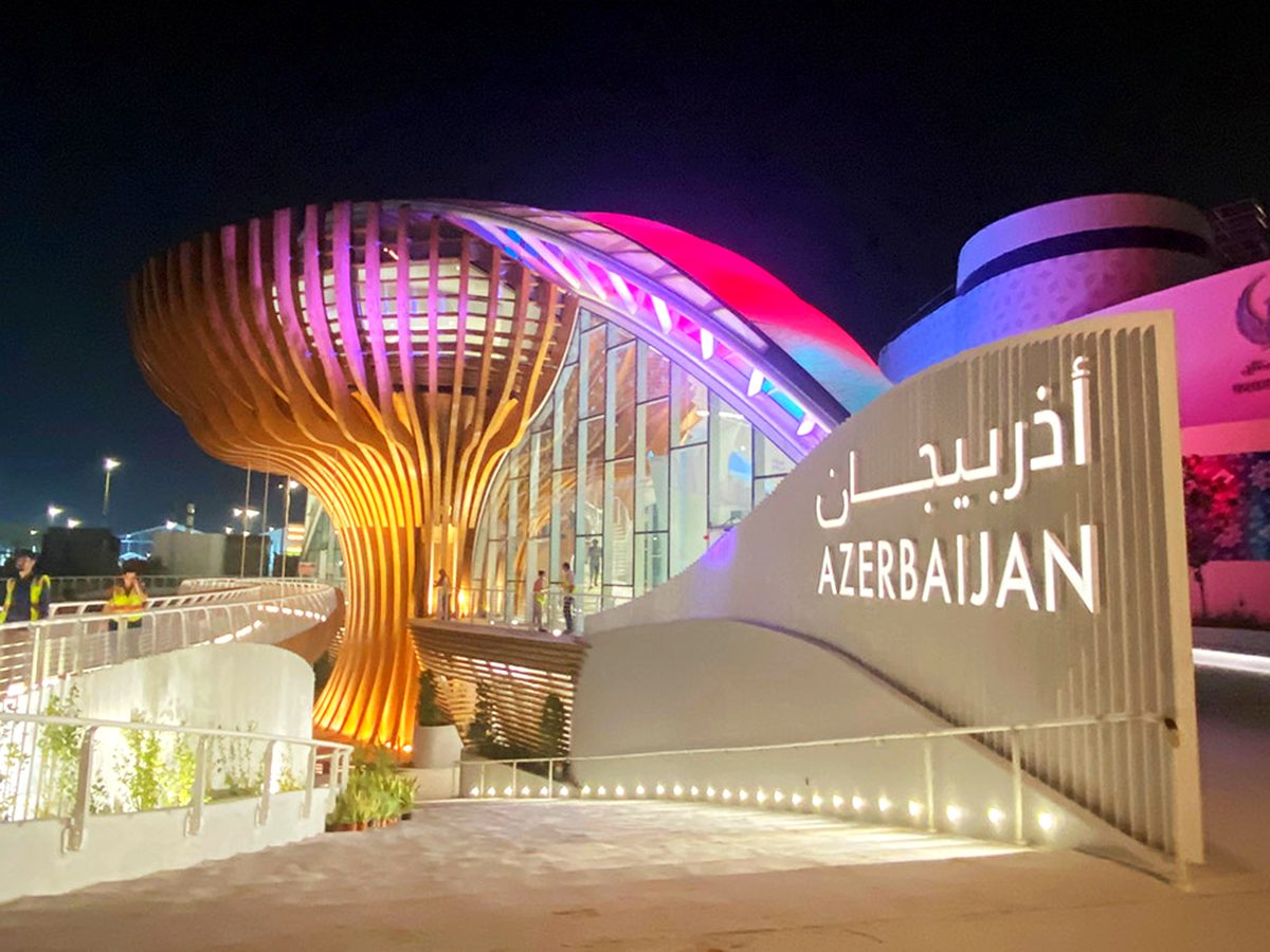 Il campo di fiori luminosi in fibra ottica del padiglione Azerbaigian