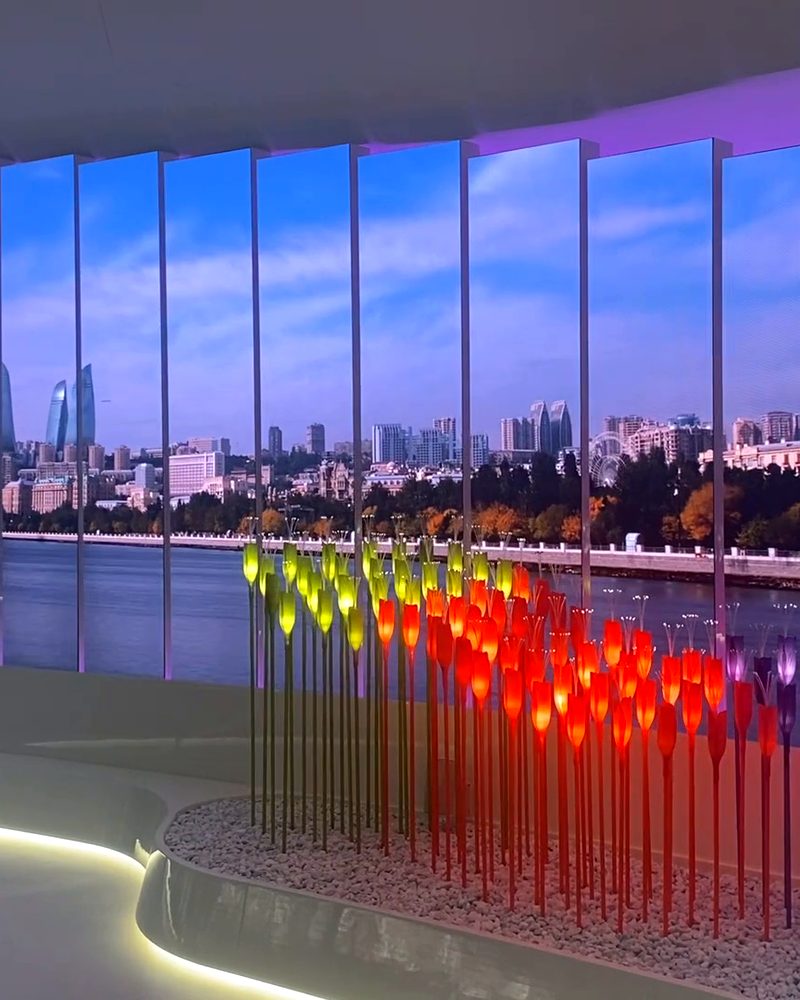 I fiori LED del padiglione Azerbaigian a Dubai Expo 2020 — un lavoro Armonica Multimedia
