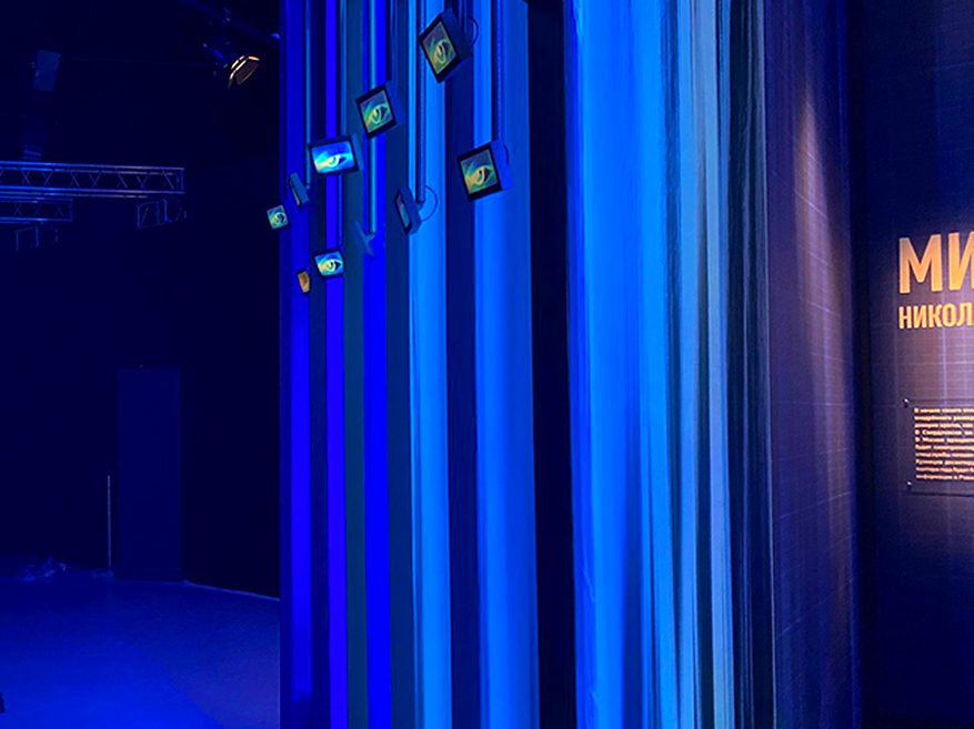 Le superfici verticali illuminate della mostra