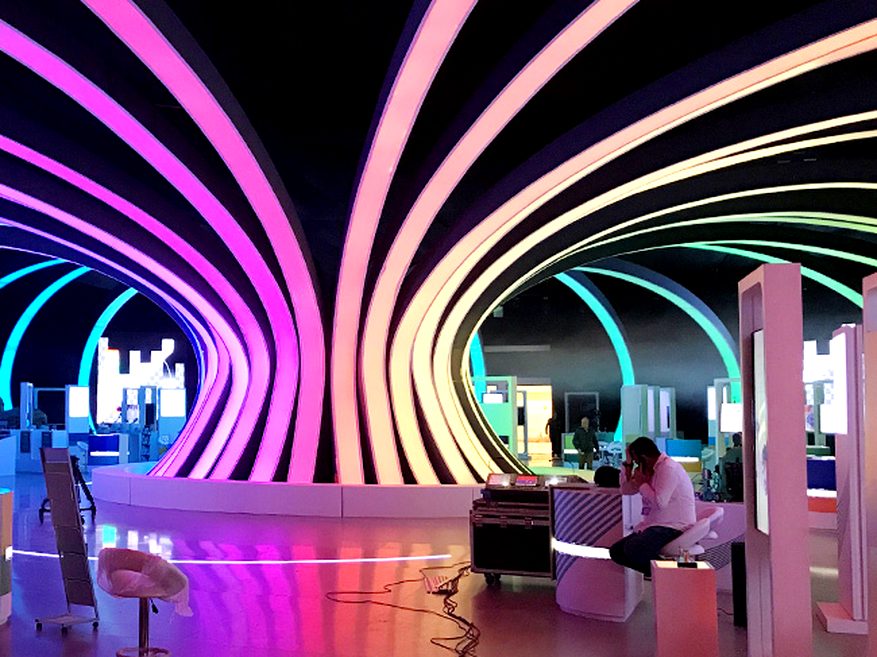 Le strutture luminose viste dal percorso del pubblico