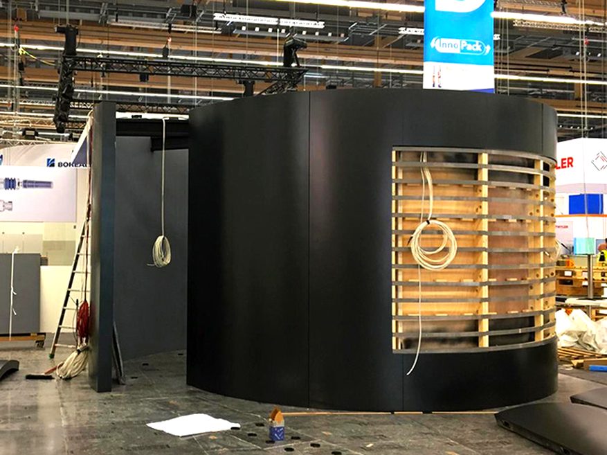 La struttura cilindrica nera dello stand in fiera