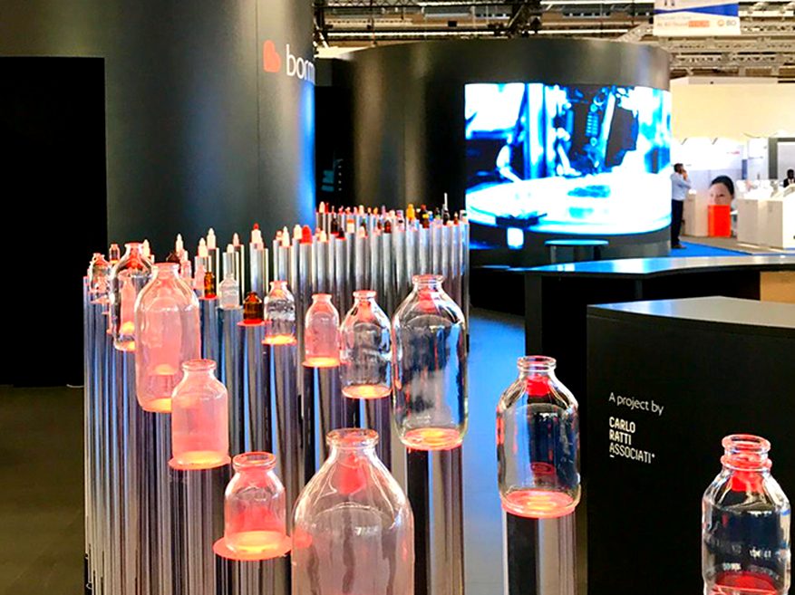 Le boccette illuminate dentro lo stand