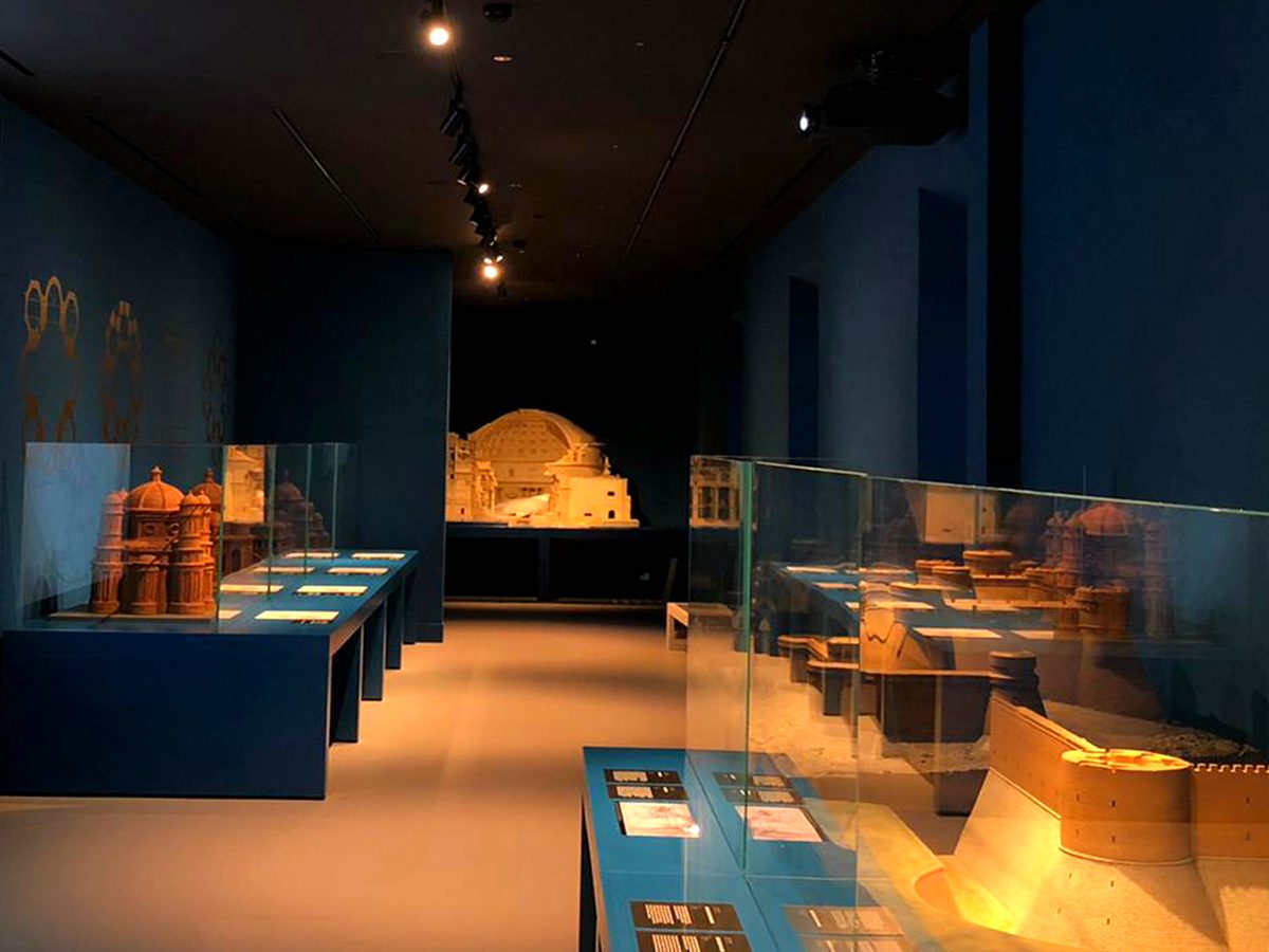La sala espositiva blu con i modelli delle macchine di Leonardo