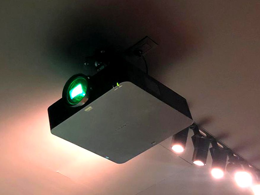 Il videoproiettore installato a soffitto