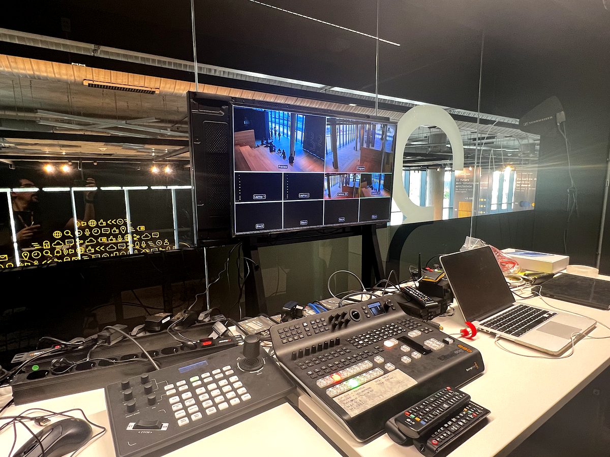 Il banco regia del Museo STEP con mixer video e monitor di controllo