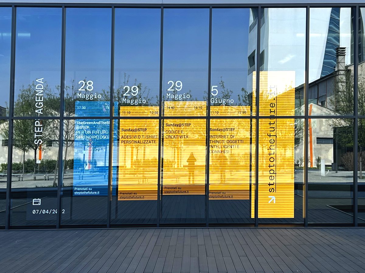 Museo STEP — I totem LED visti dall'esterno, verso la piazza