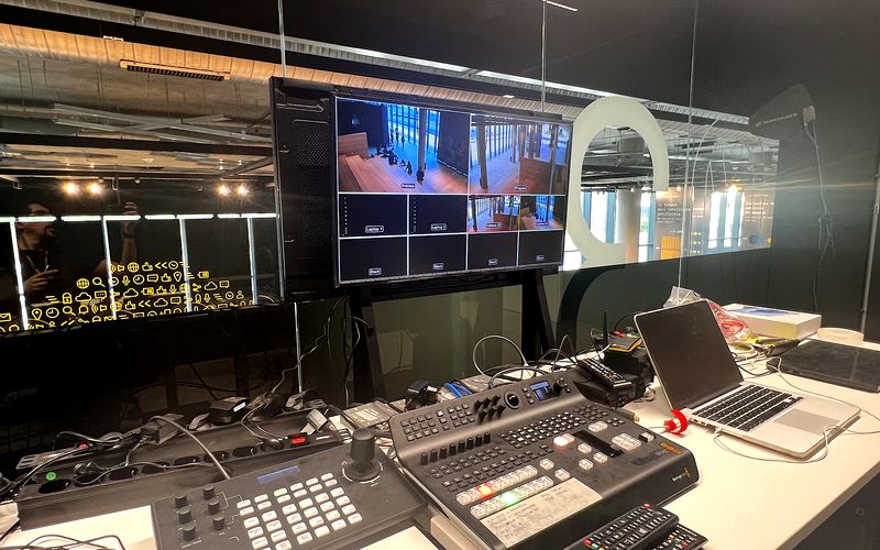 Il banco regia del Museo STEP con mixer e monitor di controllo